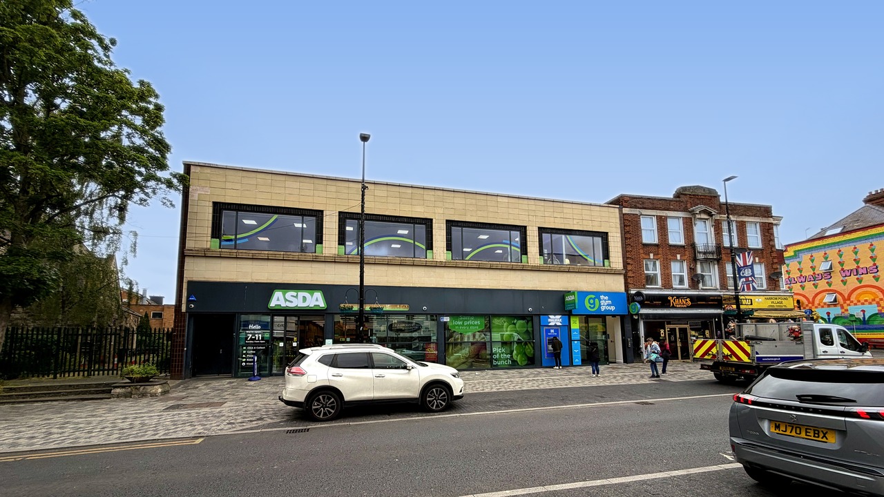 Immeuble commercial à Harrow au nord-ouest de Londres, loué à Asda et The Gym Group, actif détenu par la SCPI Epsicap Explore