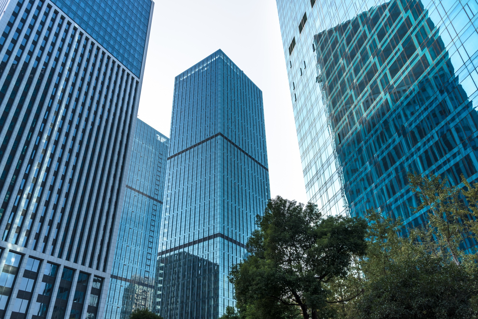 Immeubles de bureaux modernes illustrant le patrimoine immobilier analysé dans le rapport annuel d’une SCPI.