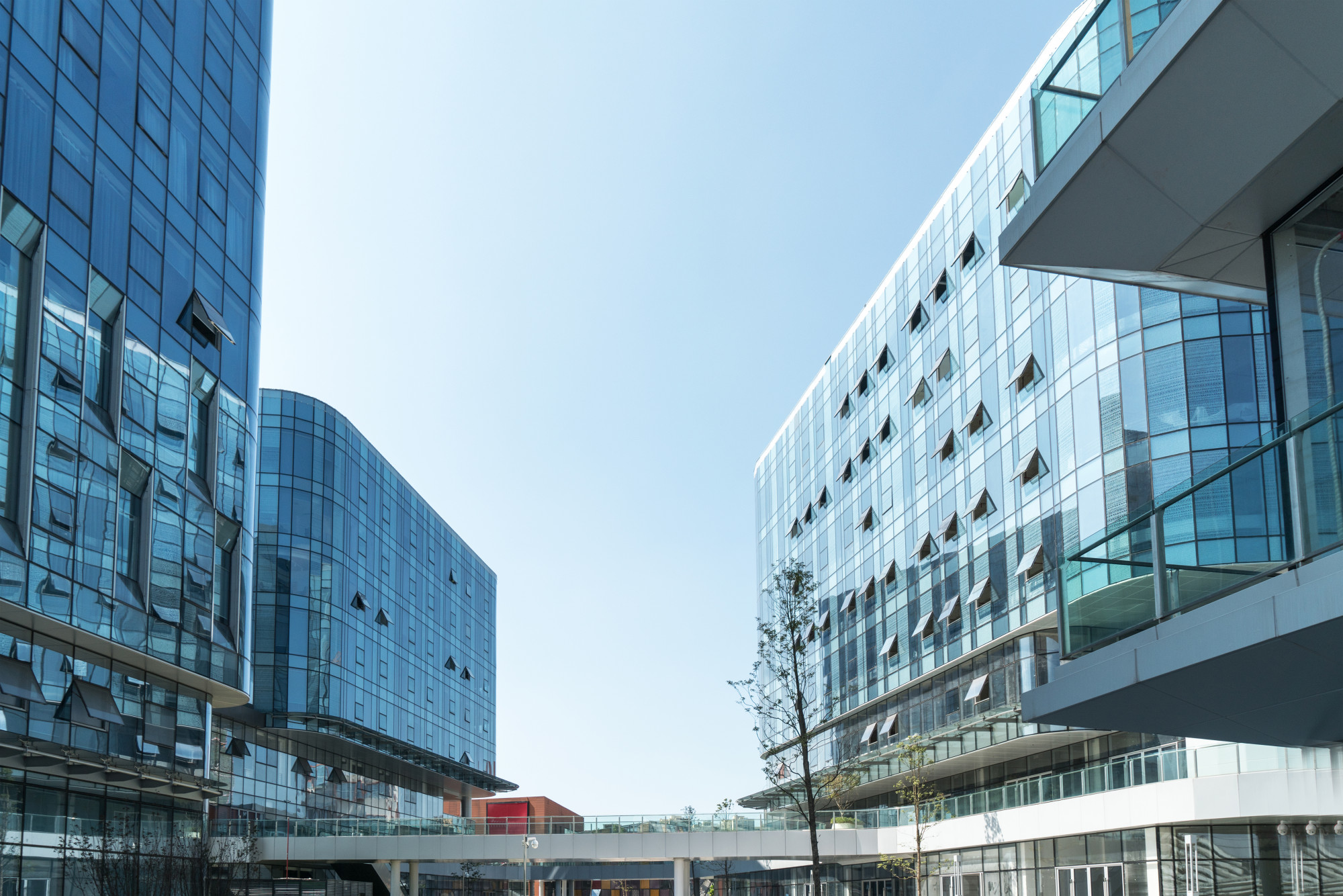 Immeubles tertiaires modernes illustrant la diversification des SCPI entre bureaux, santé et logistique.