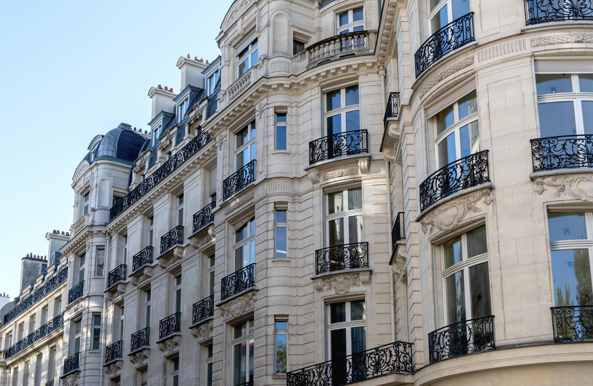 Façade d’immeuble parisien illustrant l’analyse des SCPI dans le cadre de l’Impôt sur la Fortune Immobilière.