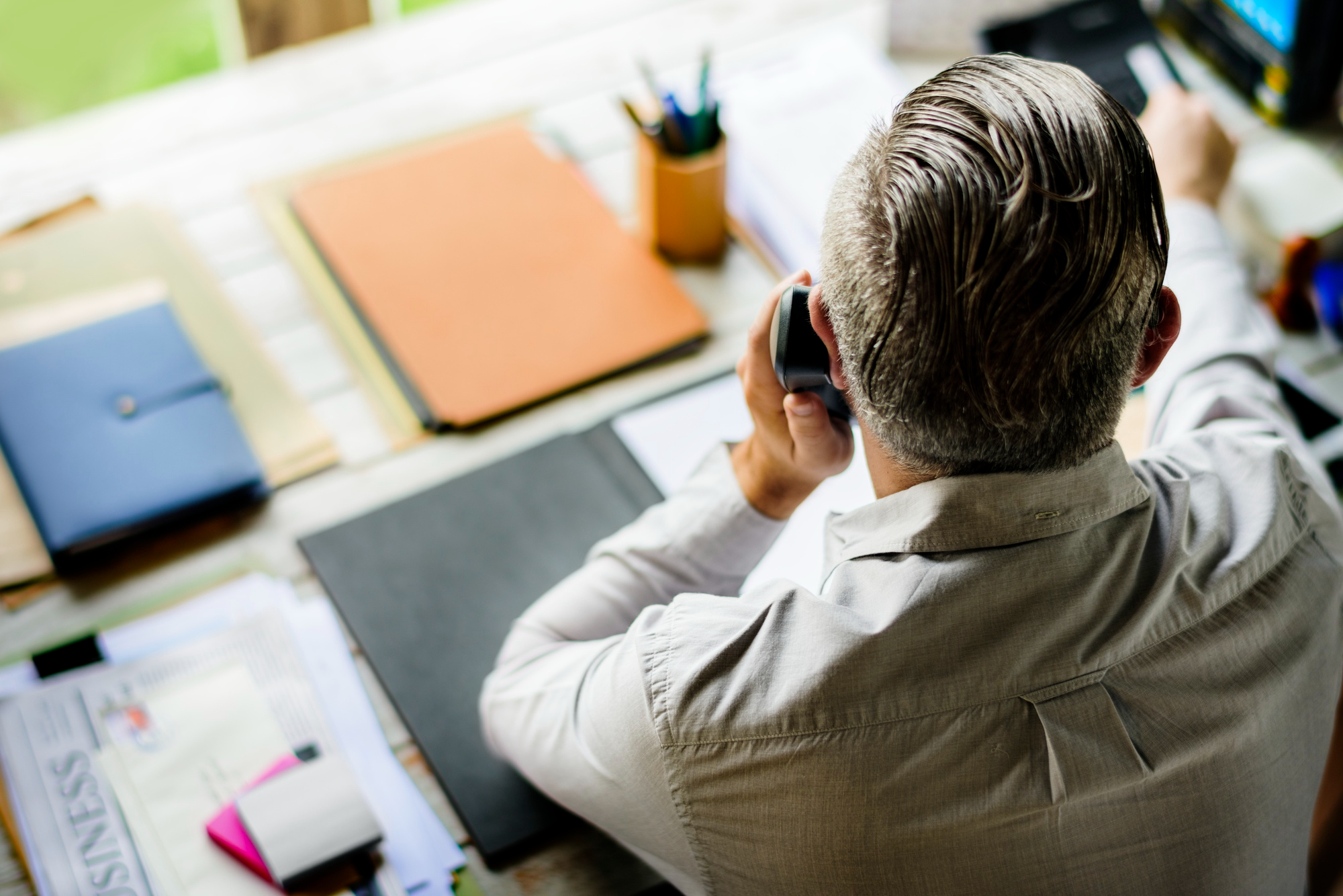 Conseiller en gestion de patrimoine au bureau lors d’un échange client sur une souscription SCPI.