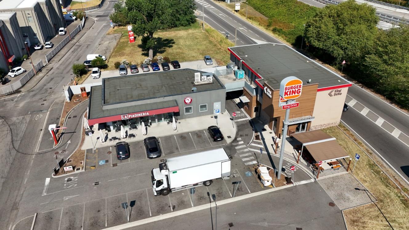 Vue aérienne des restaurants Burger King et La Piadineria à Agrate Brianza, en première couronne de Milan, acquis par la SCPI Epsicap Nano